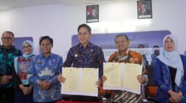 Bupati Lampung Selatan bersama Bupati Sumedang setelah menandatangani MoU PKS di Kabupaten Sumedang, Jumat (4/7/2025). Foto: Eko/NK.