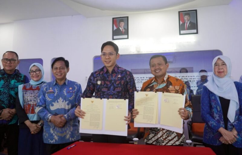 Bupati Lampung Selatan bersama Bupati Sumedang setelah menandatangani MoU PKS di Kabupaten Sumedang, Jumat (4/7/2025). Foto: Eko/NK.