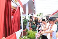 Bupati bersama Wakil Bupati Lampung Barat saat melakukan pemotongan pita, sebagai simbolis peluncuran Koperasi Merah Putih, Senin (21/7/2025). Foto: Iwan/NK.
