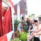 Bupati bersama Wakil Bupati Lampung Barat saat melakukan pemotongan pita, sebagai simbolis peluncuran Koperasi Merah Putih, Senin (21/7/2025). Foto: Iwan/NK.