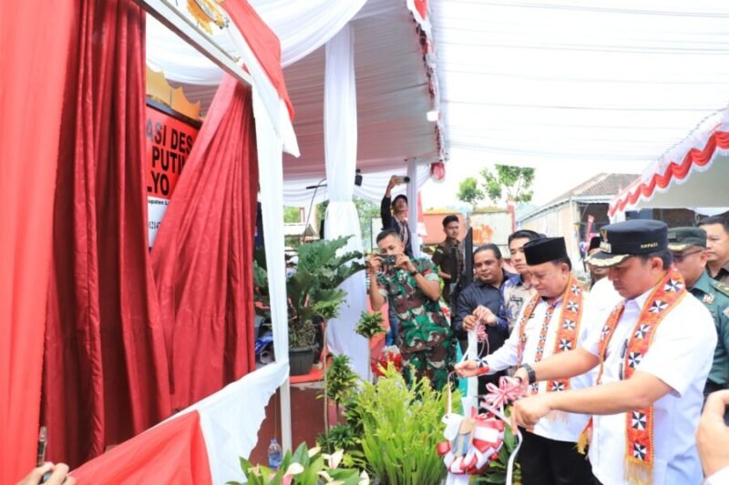 Bupati bersama Wakil Bupati Lampung Barat saat melakukan pemotongan pita, sebagai simbolis peluncuran Koperasi Merah Putih, Senin (21/7/2025). Foto: Iwan/NK.