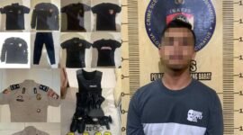 Polisi gadungan inisial IFY (22) beserta sejumlah barang bukti yang diamankan polisi. Foto: Arie/NK.