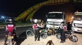 Polres Pringsewu saat menertibkan remaja yang terlibat dalam aksi balap liar di Jalinsum, Minggu (27/7/2025) dini hari. Foto: Reza/NK.