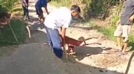 Warga Dusun 4 Suko Harjo, Desa Bernung saat bahu-membahu memperbaiki jalan rusak secara swadaya, Kamis (31/7/2025). Foto: Soheh/NK.