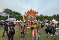 Dinas Bina Marga dan Bina Konstruksi (BMBK) Provinsi Lampung ikut meramaikan Karnaval Festival Krakatau 2025. BMBK Lampung ambil bagian dalam Lampung Mask Street Karnaval yang dihelat meriah di Lapangan Korpri, Kantor Gubernur Lampung, Sabtu (5/7/2025). Keikutsertaan ini bukan sekadar seremonial, melainkan simbolisasi peran infrastruktur dalam geliat pariwisata dan kebudayaan Lampung.