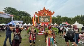 Dinas Bina Marga dan Bina Konstruksi (BMBK) Provinsi Lampung ikut meramaikan Karnaval Festival Krakatau 2025. BMBK Lampung ambil bagian dalam Lampung Mask Street Karnaval yang dihelat meriah di Lapangan Korpri, Kantor Gubernur Lampung, Sabtu (5/7/2025). Keikutsertaan ini bukan sekadar seremonial, melainkan simbolisasi peran infrastruktur dalam geliat pariwisata dan kebudayaan Lampung.