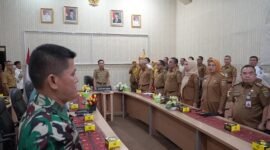 Sekretaris Daerah Provinsi Lampung, Marindo Kurniawan mengikuti Rapat Koordinasi yang digelar Kementerian Dalam Negeri secara virtual di Command Center Lt. 2, Kompleks Kantor Gubernur, Senin (30/6/2025) 