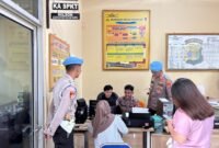 Propam Polres Pringsewu saat melakukan monitoring di sentra pelayanan kepolisian, Kamis (21/8/2025). Foto: Reza/NK.