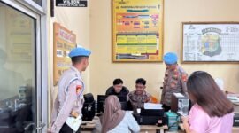 Propam Polres Pringsewu saat melakukan monitoring di sentra pelayanan kepolisian, Kamis (21/8/2025). Foto: Reza/NK.