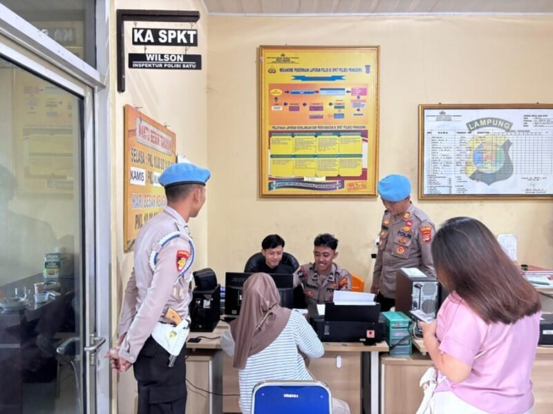 Propam Polres Pringsewu saat melakukan monitoring di sentra pelayanan kepolisian, Kamis (21/8/2025). Foto: Reza/NK.