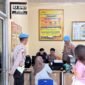 Propam Polres Pringsewu saat melakukan monitoring di sentra pelayanan kepolisian, Kamis (21/8/2025). Foto: Reza/NK.