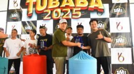 Bupati Tubaba saat menyerahkan piala kepada juara Kelas 10 Murai Batu, Mutah Beling, asal Bandarlampung, Minggu (14/9/2025). Foto: Arie/NK.