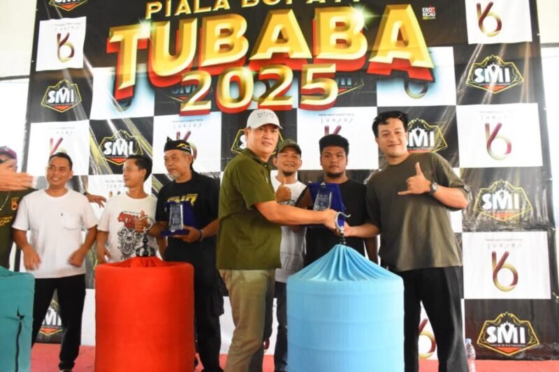 Bupati Tubaba saat menyerahkan piala kepada juara Kelas 10 Murai Batu, Mutah Beling, asal Bandarlampung, Minggu (14/9/2025). Foto: Arie/NK.