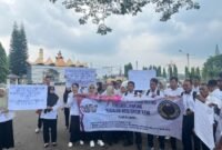 Honorer tendik saat mendatangi gedung DPRD Provinsi Lampung, Rabu (10/9/2025).