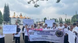 Honorer tendik saat mendatangi gedung DPRD Provinsi Lampung, Rabu (10/9/2025).