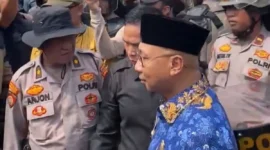 Gubernur Lampung Rahmat Mirzani Djausal saat menemui demonstran petani ubi kayu di Bandarlampung, Senin (5/5/2025). ANTARA/Ruth Intan Sozometa Kanafi
