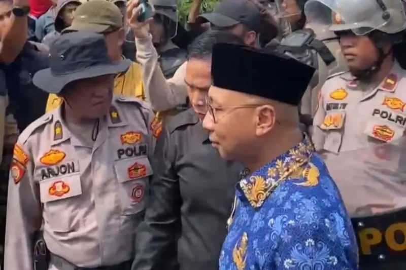 Gubernur Lampung Rahmat Mirzani Djausal saat menemui demonstran petani ubi kayu di Bandarlampung, Senin (5/5/2025). ANTARA/Ruth Intan Sozometa Kanafi
