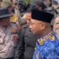 Gubernur Lampung Rahmat Mirzani Djausal saat menemui demonstran petani ubi kayu di Bandarlampung, Senin (5/5/2025). ANTARA/Ruth Intan Sozometa Kanafi
