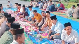 Tasyakuran warga menandai berakhirnya era jalan terjal yang menyulitkan aktivitas sehari-hari di Kelumbayan.