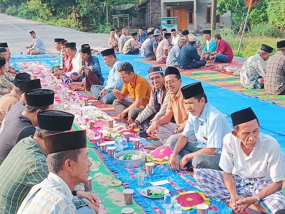 Tasyakuran warga menandai berakhirnya era jalan terjal yang menyulitkan aktivitas sehari-hari di Kelumbayan.