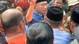 Gubernur Lampung Rahmat Mirzani Djausal di tengah massa yang melakukan aksi petani singkong di halaman Kantor Gubernur Lampung pada Senin (5/5/2025). Kemana Mentan Amran Sulaiman? Foto: Istimewa.