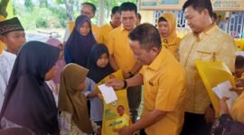 Ketua DPD Partai Golkar, Yusak saat memberikan bantuan berupa sembako secara gratis pada perayaan HUT Partai Golkar ke 61. Foto: Soheh/NK.