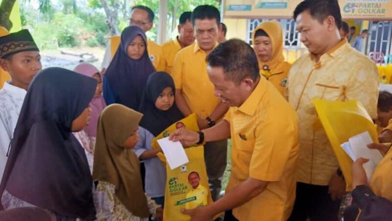 Ketua DPD Partai Golkar, Yusak saat memberikan bantuan berupa sembako secara gratis pada perayaan HUT Partai Golkar ke 61. Foto: Soheh/NK.