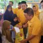 Ketua DPD Partai Golkar, Yusak saat memberikan bantuan berupa sembako secara gratis pada perayaan HUT Partai Golkar ke 61. Foto: Soheh/NK.