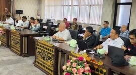 Hadir mendampingi Yusuf Kohar, sejumlah pengurus Kadin Lampung seperti Wakil Ketua Umum Bidang Jares Mogni, Bernard Simanjuntak, dan Raban. Kehadiran mereka mencerminkan keseriusan Kadin dalam memperjuangkan kebijakan investasi yang berpihak pada dunia usaha lokal sekaligus menarik modal baru ke daerah.