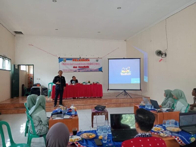 BPPO AMSI Lampung, Deni Kurniawan saat memberikan materi pelatihan SID di Pekon Margodadi, Kamis (20/11/2025). Foto: Ist.