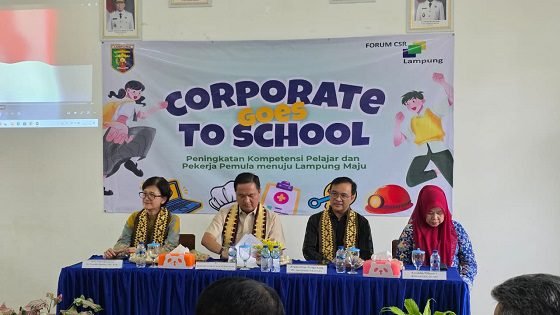 Program
Corporate Goes to School merupakan inisiatif yang dirancang untuk menjembatani
kesenjangan antara dunia pendidikan kejuruan dan tuntutan industri. Saat ini, b anyak lulusan Sekolah
Menengah Kejuruan (SMK) menghadapi tantangan dalam memasuki dunia kerja karena kurangnya
keselarasan antara kompetensi yang diajarkan di sekolah dengan kebutuhan riil di lapangan. F: Kadisdik Lampung Thomas Amirico dan Kadisnaker Agus Nompitu