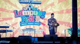 Gubernur Lampung Rahmat Mirzani resmi membuka Lampung Fest 2025 di PKOR Way Halim, Bandar Lampung, Selasa malam (12/11/2025).