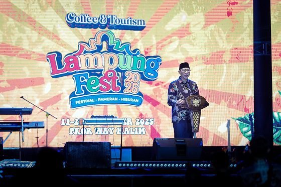 Gubernur Lampung Rahmat Mirzani resmi membuka Lampung Fest 2025 di PKOR Way Halim, Bandar Lampung, Selasa malam (12/11/2025).