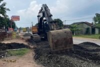 Proses pengerjaan pelebaran jalan pada ruas Simpang PU Candra Mukti – Eks Pasar Tempel depan Samsat Tubaba (025) di Tiyuh Candra Mukti, Jumat (5/12/2025). Foto: Arie/NK.