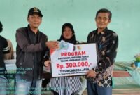 Penyerahan BLT-DD kepada KPM di Balai Tiyuh Candra Jaya, Kamis (28/11/2025). Foto: Arie/NK.