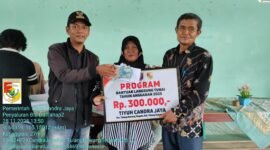 Penyerahan BLT-DD kepada KPM di Balai Tiyuh Candra Jaya, Kamis (28/11/2025). Foto: Arie/NK.