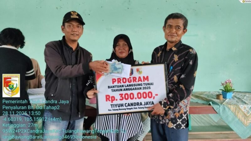 Penyerahan BLT-DD kepada KPM di Balai Tiyuh Candra Jaya, Kamis (28/11/2025). Foto: Arie/NK.