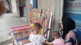 Namanya Dini. Ibu muda dengan dua anak yang masih kecil-kecil. Sore itu, Selasa, 30 Desember 2025, ia berdiri di depan kantor media online Sinar Lampung di Jalan Malahayati, Teluk Betung, Bandar Lampung. 