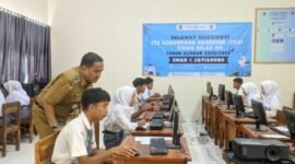 
Kepala Dinas Pendidikan dan Kebudayaan (Disdikbud) Lampung, Thomas Amirico melakukan pemantauan langsung hari pertama pelaksanaan tes kemampuan akademik (TKA) di sekolah-sekolah, Senin, 3 November 2025. (Lampost/Umar Robbani)