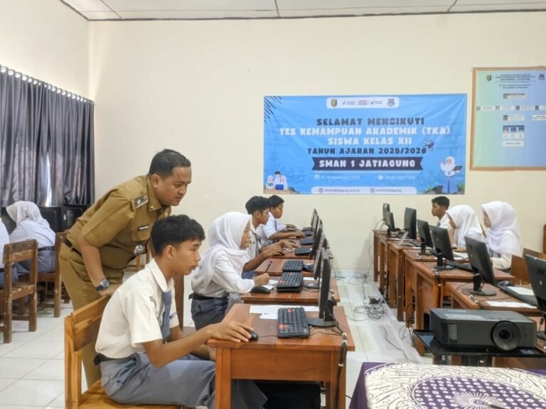 
Kepala Dinas Pendidikan dan Kebudayaan (Disdikbud) Lampung, Thomas Amirico melakukan pemantauan langsung hari pertama pelaksanaan tes kemampuan akademik (TKA) di sekolah-sekolah, Senin, 3 November 2025. (Lampost/Umar Robbani)