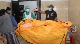 Petugas mengevakuasi jasad Aditya yang ditemukan di pinggir Sungai Way Tebu, Dusun 4 Pekon Tanjung Anom, Kecamatan Pringsewu, Kamis (19/2/2026). Foto: Reza/NK.