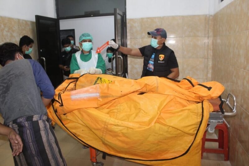 Petugas mengevakuasi jasad Aditya yang ditemukan di pinggir Sungai Way Tebu, Dusun 4 Pekon Tanjung Anom, Kecamatan Pringsewu, Kamis (19/2/2026). Foto: Reza/NK.