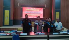 Petugas menunjukkan barang bukti senjata api dalam rilis kasus perampokan Rp800 juta di Mapolres Tubaba, Jumat (20/2/2026). Foto: Arie/NK.