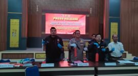 Petugas menunjukkan barang bukti senjata api dalam rilis kasus perampokan Rp800 juta di Mapolres Tubaba, Jumat (20/2/2026). Foto: Arie/NK.