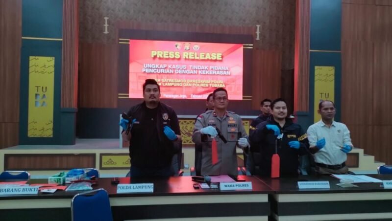 Petugas menunjukkan barang bukti senjata api dalam rilis kasus perampokan Rp800 juta di Mapolres Tubaba, Jumat (20/2/2026). Foto: Arie/NK.