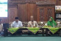 Bupati Pringsewu menyampaikan paparan capaian satu tahun kepemimpinan dalam acara silaturahmi dan buka puasa bersama insan pers di Kabupaten Pringsewu, Jumat (20/2/2026). Foto: Reza/NK.