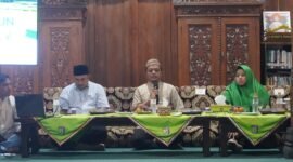 Bupati Pringsewu menyampaikan paparan capaian satu tahun kepemimpinan dalam acara silaturahmi dan buka puasa bersama insan pers di Kabupaten Pringsewu, Jumat (20/2/2026). Foto: Reza/NK.