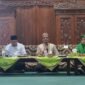Bupati Pringsewu menyampaikan paparan capaian satu tahun kepemimpinan dalam acara silaturahmi dan buka puasa bersama insan pers di Kabupaten Pringsewu, Jumat (20/2/2026). Foto: Reza/NK.