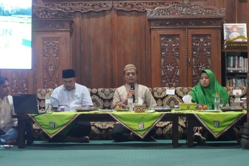 Bupati Pringsewu menyampaikan paparan capaian satu tahun kepemimpinan dalam acara silaturahmi dan buka puasa bersama insan pers di Kabupaten Pringsewu, Jumat (20/2/2026). Foto: Reza/NK.