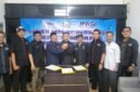Ketiga ketua asosiasi media siber disaksikan perwakilan pengurus masing-masing asosiasi mendeklarasikan Sekretariat Bersama. (Foto: dok. Sekber)